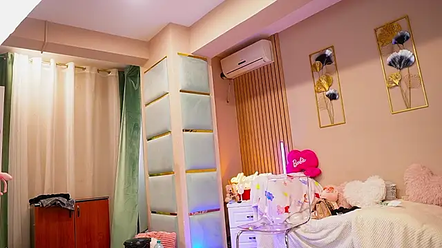 SabrinaJade online show from February 3, 5:49 am