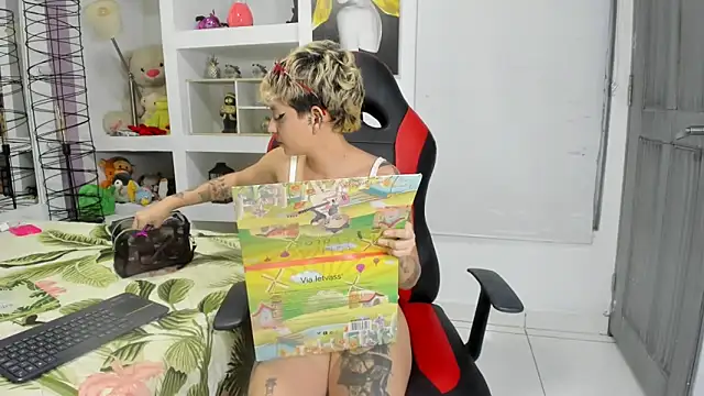 Snapshot of angels_petite_ chatting on October 13, 2:58 am angels petite online show from October 13, 2:58 am