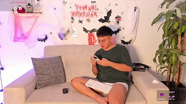 Snapshot of Young_Ben chatting on October 25, 11:55 pm Young Ben online show from October 25, 11:55 pm