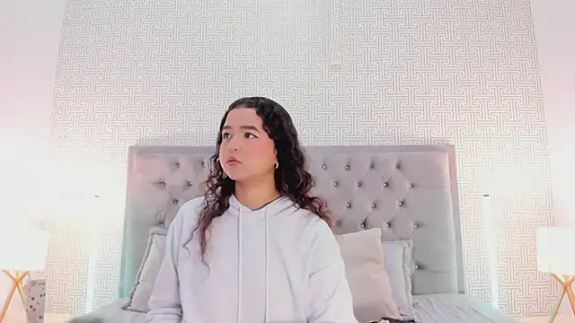 Evaa Lunna  online show from March 5, 8:15 pm