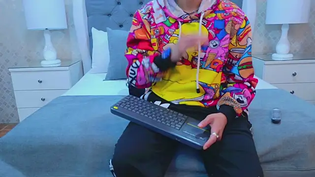 ZoeKrug online show from November 4, 12:21 pm