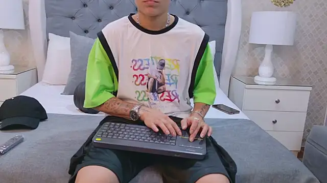 ZoeKrug online show from September 27, 12:23 pm