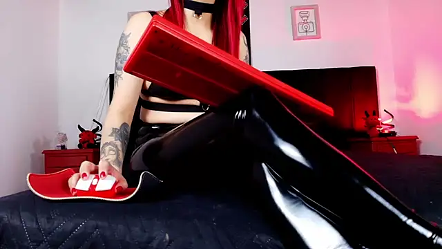 Alisse Moore online show from April 1, 12:39 pm