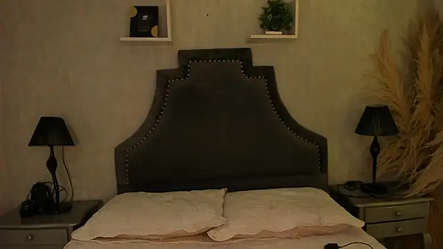 Starbutterflyy  online show from June 1, 4:47 am