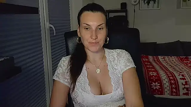 DonnaAmore online show from November 12, 3:10 pm