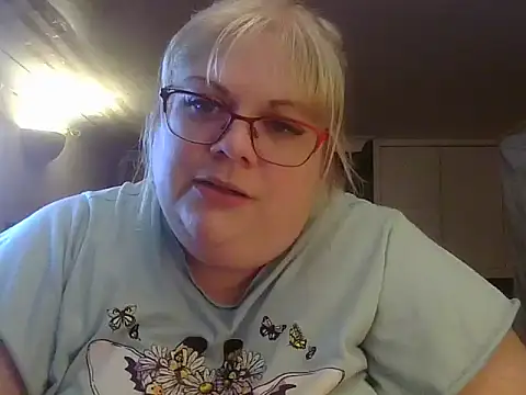 Kinkyhousewife83 online show from November 4, 8:14 pm