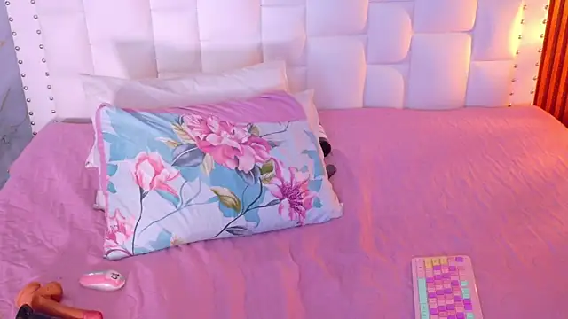 cutepetitee online show from October 19, 9:06 pm