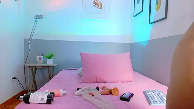 cutepetitee online show from October 29, 8:00 pm