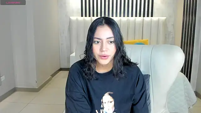 AmbarJames  online show from April 6, 11:00 am