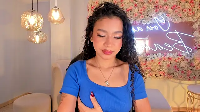 Snapshot of SophieHouston_ chatting on October 2, 4:06 am SophieHouston online show from October 2, 4:06 am