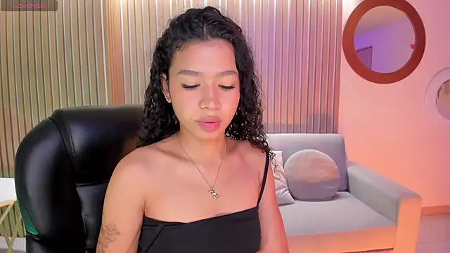 Snapshot of SophieHouston_ chatting on October 10, 5:34 am SophieHouston online show from October 10, 5:34 am