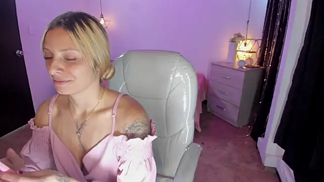 Jennaa Cooper online show from October 7, 8:35 pm