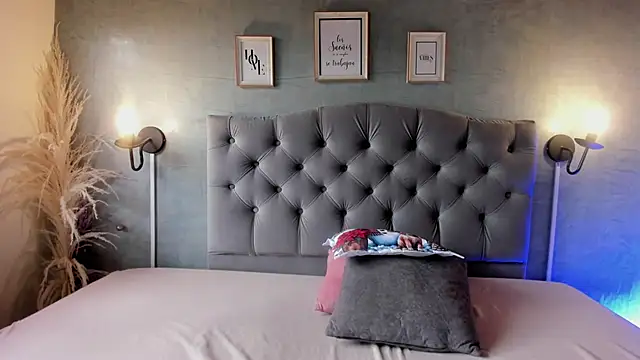 GiannaSlimJB online show from December 2, 8:00 pm