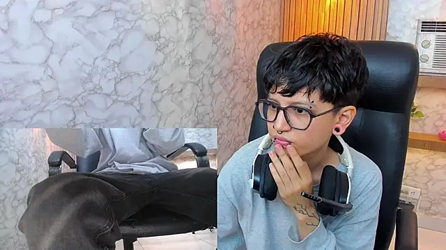 Snapshot of CharlieTaylor__ chatting on October 14, 12:52 pm CharlieTaylor online show from October 14, 12:52 pm