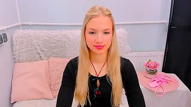 EvetteRose online show from April 13, 8:20 pm