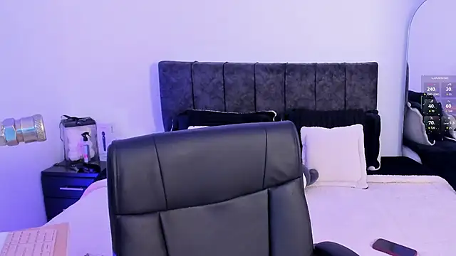 Taylormaxwell online show from April 18, 8:31 pm