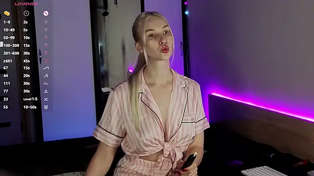 Snapshot of HitchcocianBlonde chatting on October 1, 6:02 pm HitchcocianBlonde online show from October 1, 6:02 pm