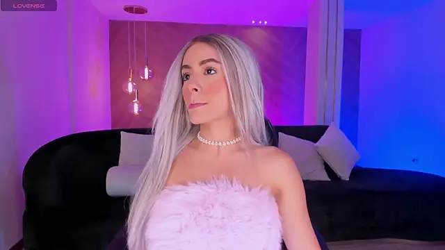 IsabellaMoreau online show from April 15, 8:09 pm