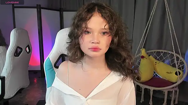 EmilyChaves online show from October 10, 2:33 pm