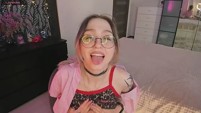 Annie Leone online show from March 22, 5:08 pm