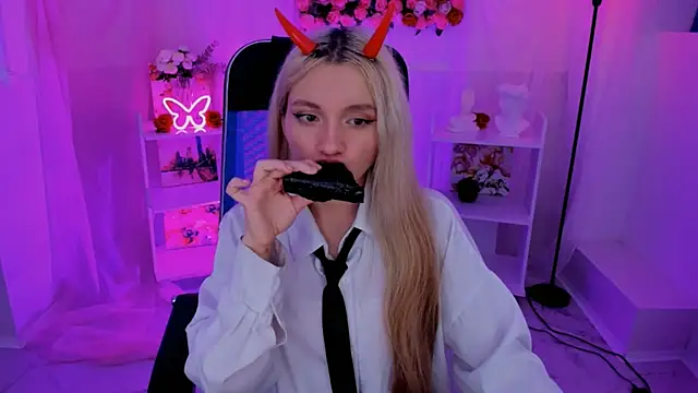 Snapshot of AuroraWrenfield chatting on September 12, 7:50 am AuroraWrenfield online show from September 12, 7:50 am