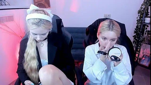 Snapshot of AuroraWrenfield chatting on September 9, 1:55 pm AuroraWrenfield online show from September 9, 1:55 pm