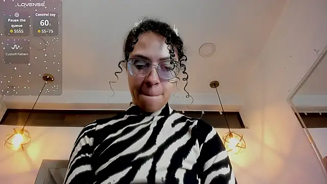 Hanna Cornee  online show from February 4, 1:36 pm