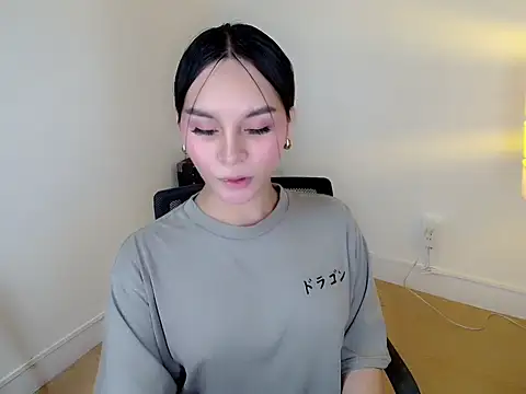 holly tabby online show from February 6, 5:00 am