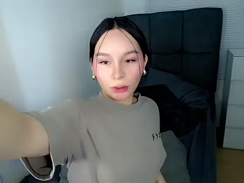 holly tabby online show from December 21, 3:11 am