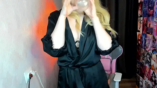 NicoleRiccii online show from December 13, 7:53 pm