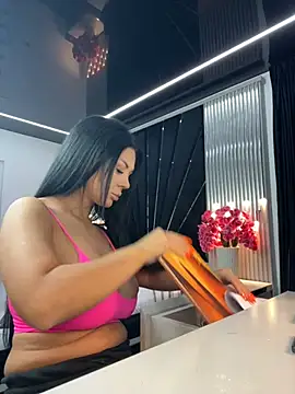 KenyaCruz online show from February 3, 7:40 pm