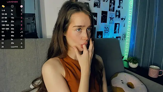 lovelyalivia online show from November 6, 10:21 am