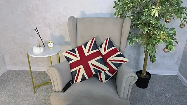 MillaHolt online show from December 17, 9:02 am