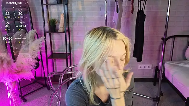 MillaHolt online show from September 29, 8:19 am