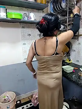 Queen Nightt online show from December 17, 5:33 am