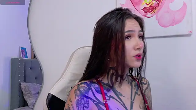 Snapshot of sara_queen10 chatting on October 2, 6:13 pm sara queen10 online show from October 2, 6:13 pm