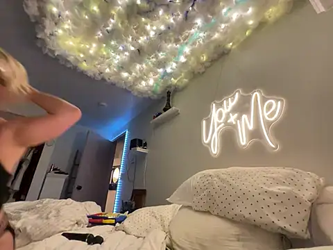 prettylilandrea online show from February 10, 7:55 am