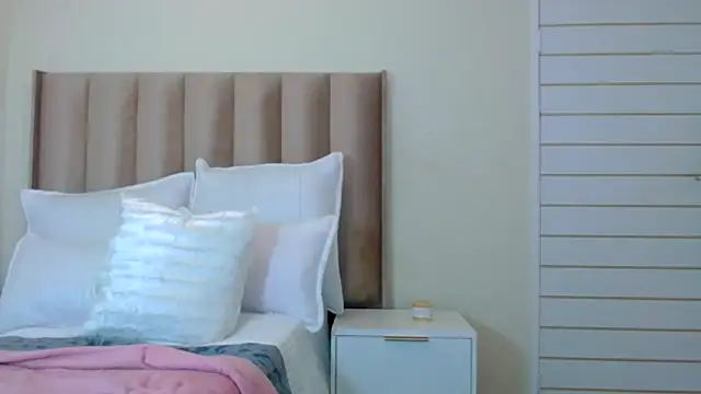 Snapshot of ELAINE_xXxX chatting on October 14, 9:50 pm ELAINE xXxX online show from October 14, 9:50 pm