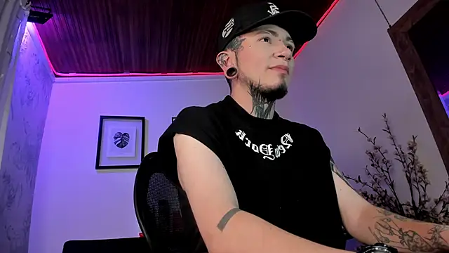 Snapshot of tyler_jones_ chatting on October 1, 4:06 am tyler jones online show from October 1, 4:06 am