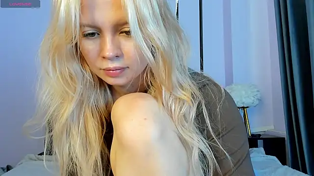 Snapshot of AlisaGoldie chatting on September 14, 5:49 am AlisaGoldie online show from September 14, 5:49 am