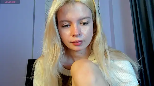 Snapshot of AlisaGoldie chatting on September 22, 11:19 am AlisaGoldie online show from September 22, 11:19 am