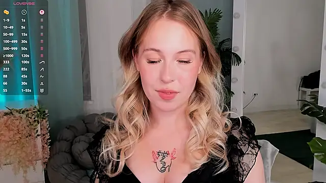 Snapshot of LanaRoselle chatting on October 18, 10:00 pm LanaRoselle online show from October 18, 10:00 pm