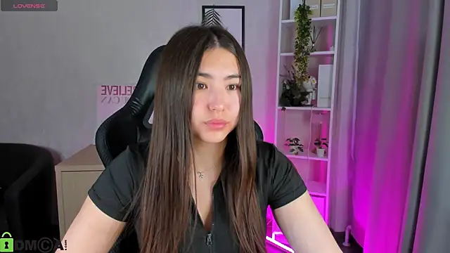 Megan Williamms online show from December 5, 9:21 am