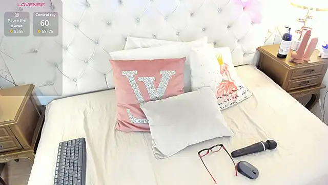 Snapshot of MeganStar__ chatting on September 12, 12:12 pm MeganStar online show from September 12, 12:12 pm