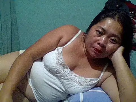 hottestmommm12345 online show from September 20, 1:42 pm