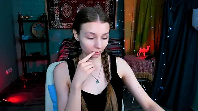 JulieDaniel online show from April 8, 8:49 am