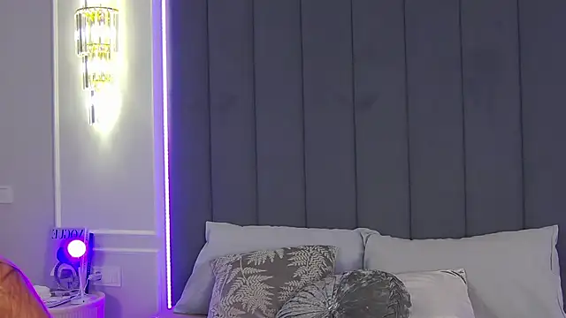 Snapshot of MarilynNova chatting on September 18, 4:22 am MarilynNova online show from September 18, 4:22 am