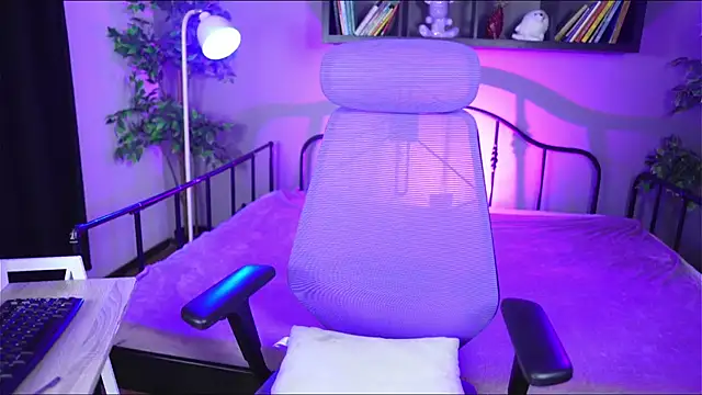 Emma and Issac online show from October 9, 5:22 am