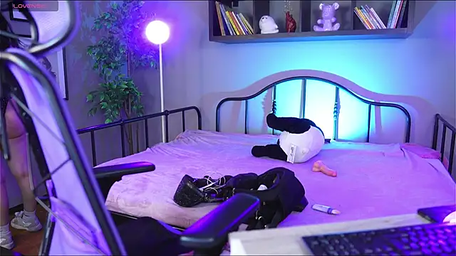 Emma and Issac online show from September 19, 5:39 am