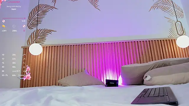 Valleriie  online show from April 13, 4:30 pm